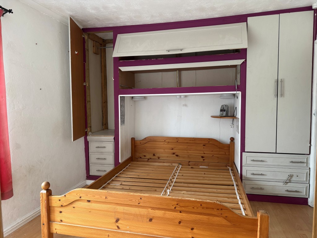 Lot: 38 - TWO-BEDROOM TERRACED COTTAGE FOR UPDATING WITH PARKING - Double bedroom